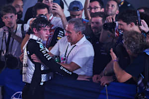 Kimi Antonelli nach dem Singapur-GP mit seinem Vater Marco