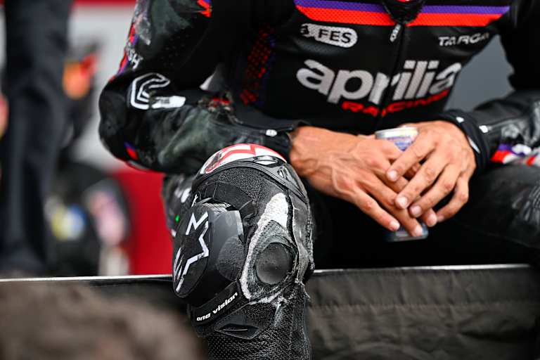 Jorge Martins Lederkombi war sichtbar lädiert nach dem Zwischenfall