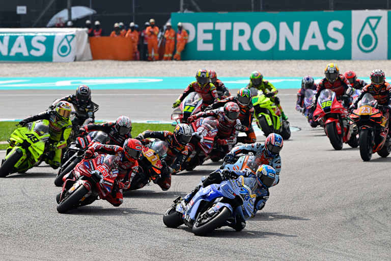 Zweieinhalb Runden führte Alex Marquez (76) den Sprint an