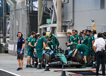 Fernando Alonso mit seinem Aston Martin auf der FIA-Waage