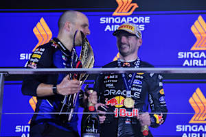 Max Verstappen mit seinem Renningenieur Gianpiero Lambiase (l.)