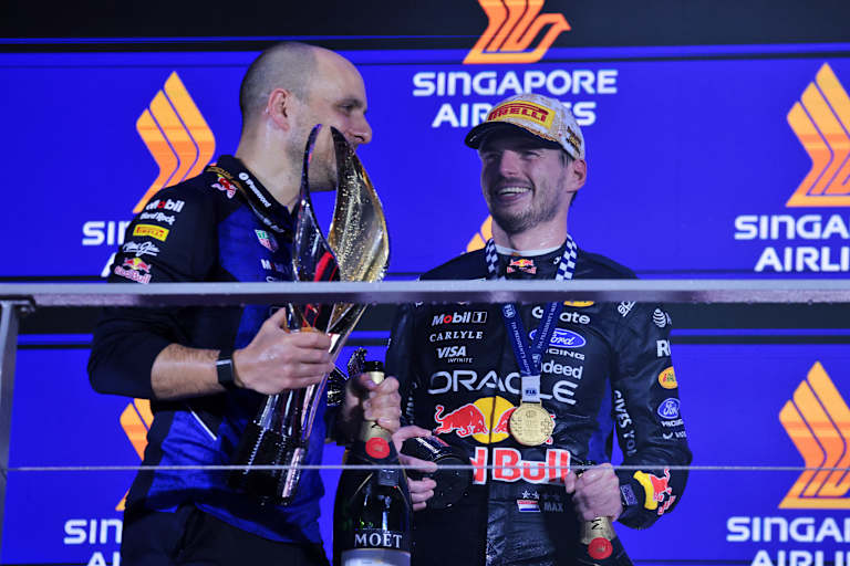 Max Verstappen mit seinem Renningenieur Gianpiero Lambiase (l.)