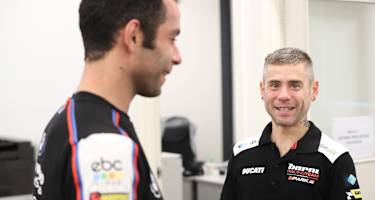 Danilo Petrucci (li.) und Alvaro Bautista droht das Karriereende