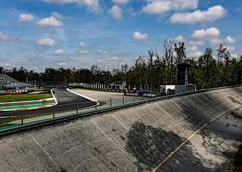 Die Monza-Steilwand, hinten die normale GP-Strecke