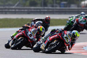 Alvaro Bautista vor seinem Barni-Teamkollegen Yari Montella