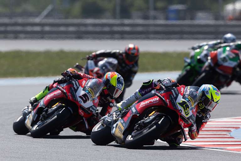 Alvaro Bautista vor seinem Barni-Teamkollegen Yari Montella