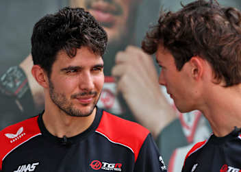 Teamkollegen: Esteban Ocon und Ollie Bearman. Ocon muss Ende 2026 gehen