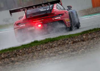 Porsche-Bestzeit im Regen von Barcelona