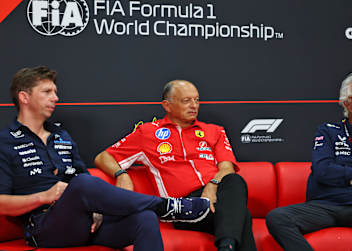 James Vowles (l.) unterstützte Ferrar-Teamchef Fred Vasseur (Briatore r.)