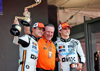 McLaren-CEO Zak Brown mit Lando Norris und Oscar Piastri