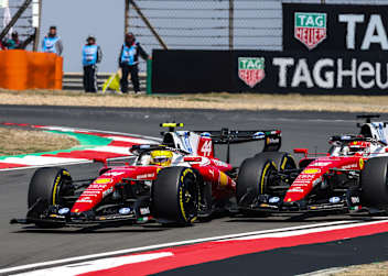 Die Ferrari von Lewis Hamilton und Charles Leclerc