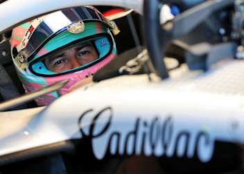 Sergio Perez im Cockpit seines Cadillac