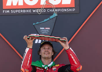 Nicolo Bulega stemmt den Balaton-Park-Siegerpokal in die Höhe