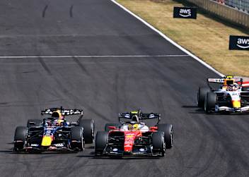 Max Verstappen greift Lewis Hamilton an, rechts staunt Lawson