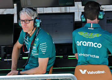 Mike Krack am Kommandostand von Aston Martin