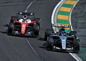 Charles Leclerc (Ferrari) und George Russell (Mercedes)