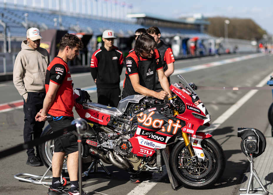 Der Umgang mit den Fahrhilfen der Panigale V4R erfordert Eingewöhnung