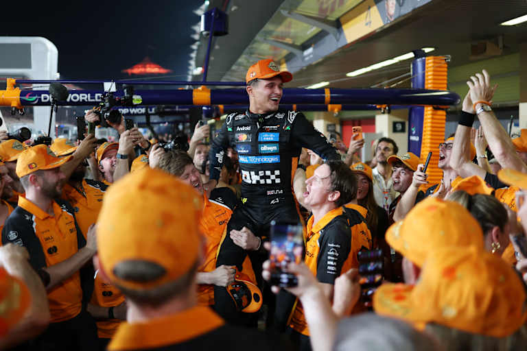 Lando Norris lässt sich in Abu Dhabi von seiner McLaren-Mannschaft feiern