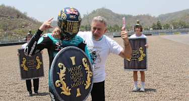 Moto3-Champion Maximo Quiles mit Teamchef «Aspar» Martinez