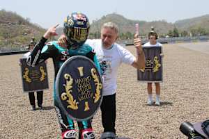 Moto3-Champion Maximo Quiles mit Teamchef «Aspar» Martinez