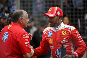 Lewis Hamilton nach dem Monaco-GP mit Ferrari-Teamchef Fred Vasseur
