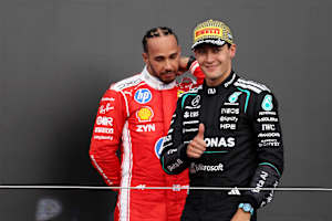 Podium in Silverstone: George Russell (Mercedes), im Hintergrund Hamilton