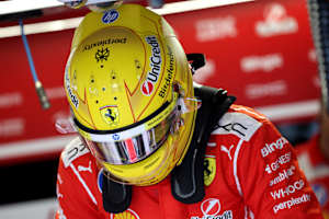 Lewis Hamilton in Ferrari-Rot mit gelbem Helm