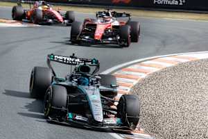 George Russell vor den Ferrari von Leclerc und Hamilton