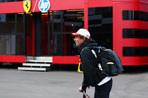 Kimi Antonelli am Donnerstag im Madrid-Paddock auf einem Roller