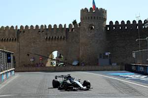 George Russell vor den Altstadtmauern von Baku