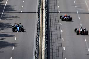 Carlos Sainz (l.) verlor seinen Top-10-Startplatz