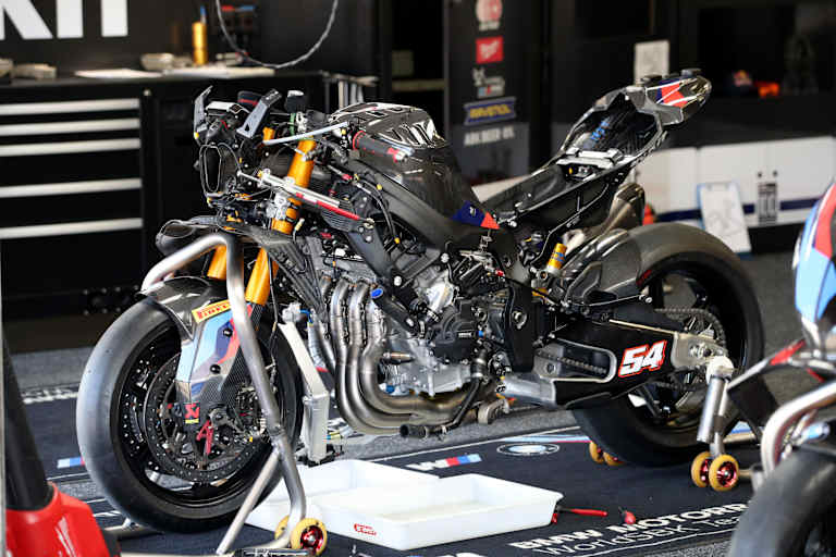 So sah die gestrippte BMW M1000RR zu Beginn der Saison 2024 aus
