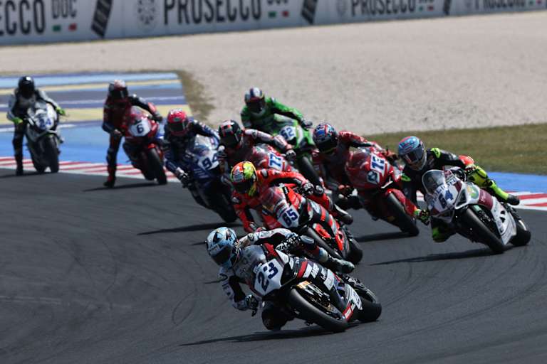 Marcel Schrötter (vorne) kam in der Supersport-WM nicht mehr unter