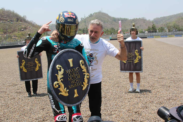Moto3-Champion Maximo Quiles mit Teamchef «Aspar» Martinez