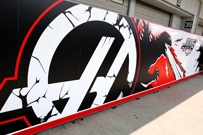 Bereits in Japan war der König der Monster im F1-Fahrerlager zu Besuch
