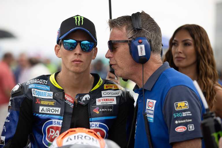 Andrea Locatelli mit Teammanager Paul Denning