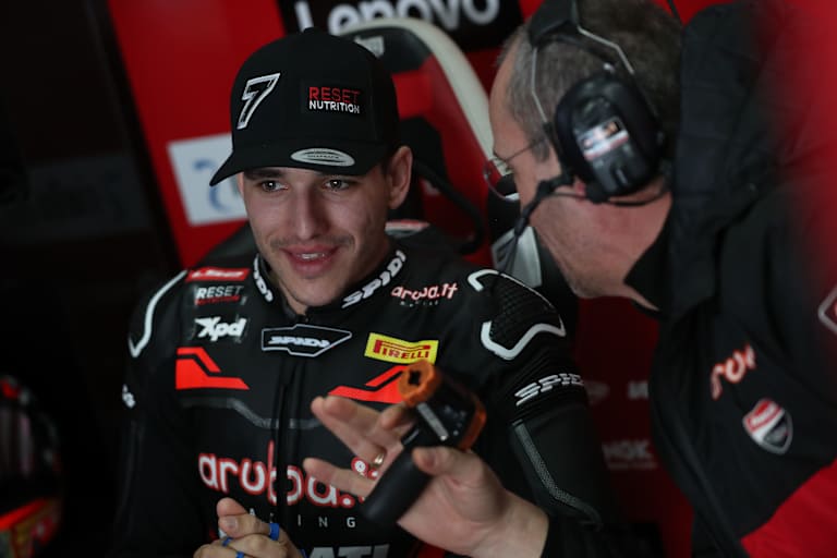 Konnte sein Glück kaum fassen: Iker Lecuona (li.) kam bei Ducati unter