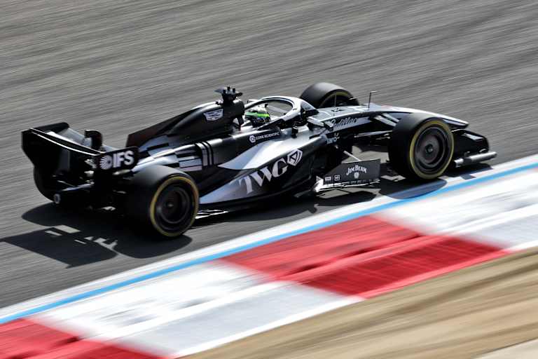 Die schwarz-weisse Lackierung polarisiert