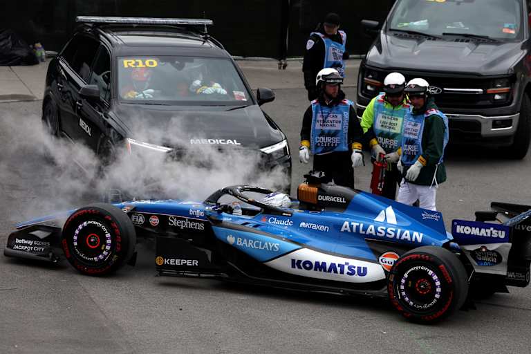 Alex Albons Williams nach der Kollision mit Piastri