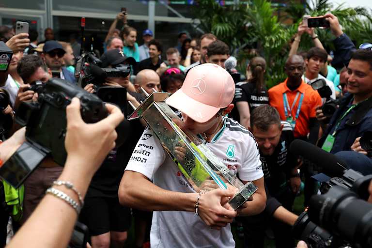 Küsschen für den Pokal: Kimi Antonelli in Miami