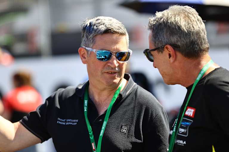 Triumph-Manager Steve Sargent (li.) mit Simon Buckmaster