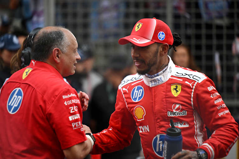 Lewis Hamilton nach dem Monaco-GP mit Ferrari-Teamchef Fred Vasseur