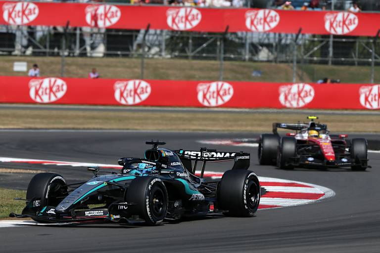 Glück im Heimspiel: George Russell kam vor Lewis Hamilton ins Ziel