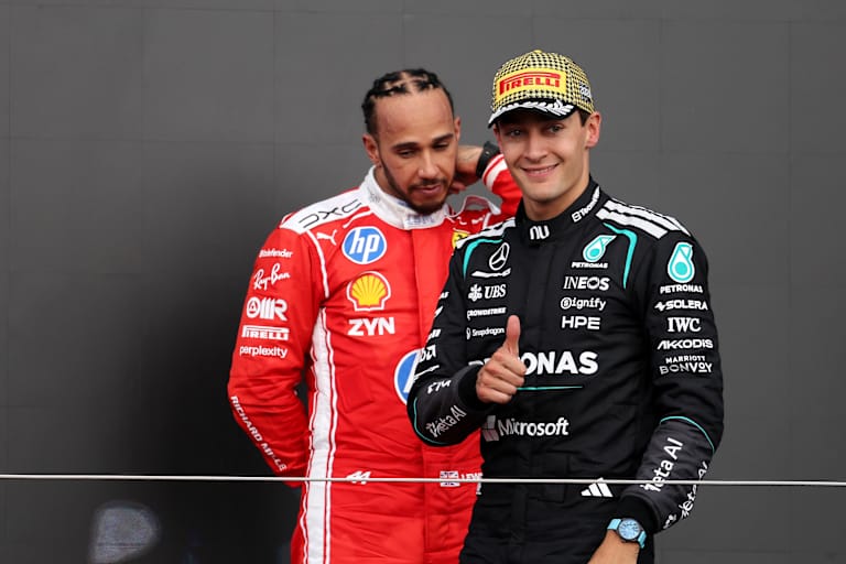 Podium in Silverstone: George Russell (Mercedes), im Hintergrund Hamilton