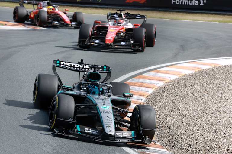 George Russell vor den Ferrari von Leclerc und Hamilton