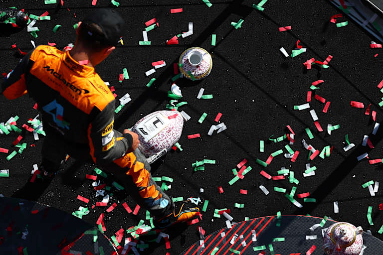 Lando Norris zerbrach 2023 in Ungarn beim Feiern Verstappens Pokal