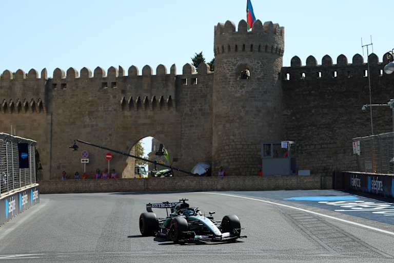 George Russell vor den Altstadtmauern von Baku