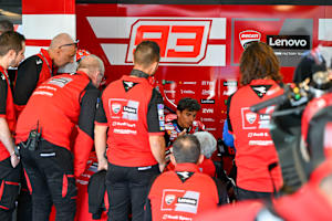 Alle bei Ducati lauschen gebannt, was Marc Marquez zu sagen hat