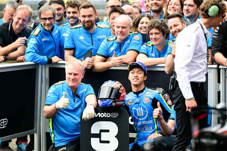 Ai Ogura und das Trackhouse-Team nach Platz 3 in Le Mans