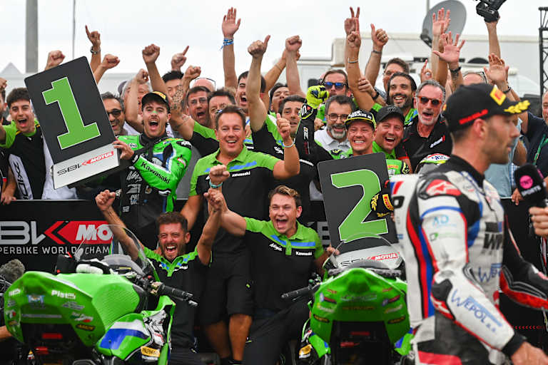 Jubel bei Puccetti-Kawasaki: Doppelsieg beim Saisonfinale in Jerez!